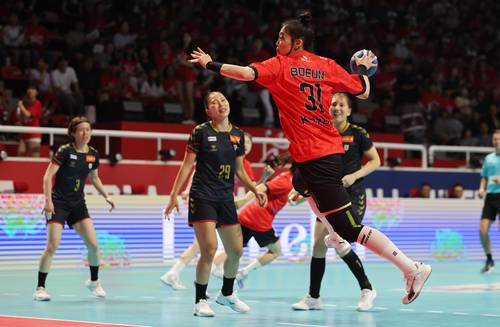 21일 청주 SK호크스 아레나에서 한국과 일본의 국교 관계 수립 60주년을 맞아 열린 ‘2025 핸드볼 한일 슈퍼매치’ 여자부 경기에서 김보은이 슛을 하고 있다. 2025.6.21 /연합뉴스