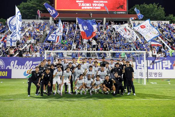 프로축구 K리그2 수원삼성이 경남FC와의 리그 17라운드 원정 경기에서 3-1로 승리하고 기념 촬영을 하고 있다. 2025.6.22 /한국프로축구연맹 제공