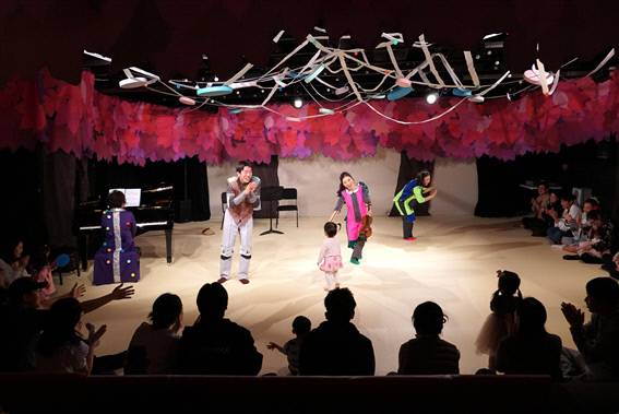 아기공연 '쿠웅따 사안책' 공연 모습. 사진=부천문화재단