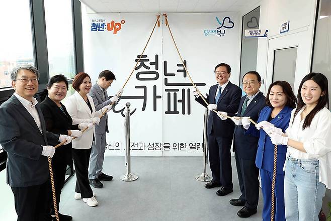 광주 청년일자리스테이션 용봉이 지난 17일 문인 북구청장, 이도영 광주지방고용노동청장, 지역 의원, 청년 등 50여명이 참석한 가운데 개소식을 가졌다. <광주북구 제공>