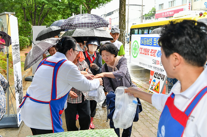 시민들이 전쟁음식 나눔 행사에 줄을 서 관심을 보이고 있다. /영주시 제공