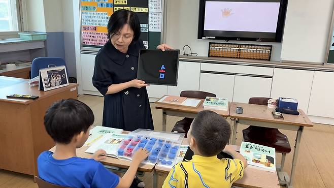 지난 6월 9일 논공초등학교에서 열린 ‘찾아가는 한국어 교육’ 에서 3학년 학생이 기초 한국어 학습을 위해 자음·모음 자석을 활용해 단어를 만들고 있다. /대구 달성군 제공