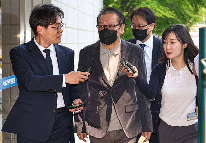 억대 불법 정치자금 수수 혐의로 불구속 기소된 무속인 ‘건진법사’ 전성배씨가 12일 서울 양천구 서울남부지방법원에서 열린 두 번째 공판에 출석하고 있다. (사진=뉴스1)