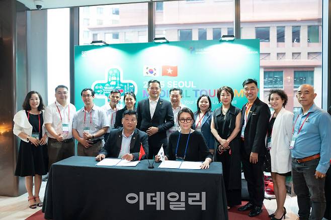 2025년 호치민 B2B 상담회에서 참여업체 간 업무협약을 맺고 있다. (사진=서울관광재단)