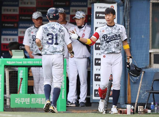 5일 서울 잠실야구장에서 열린 프로야구 KIA 타이거즈와 두산 베어스의 경기.1회말 1사 3루 두산 양의지의 타격 때 홈인한 3루 주자 정수빈이 김민석과 하이파이브하고 있다. 2025.6.5