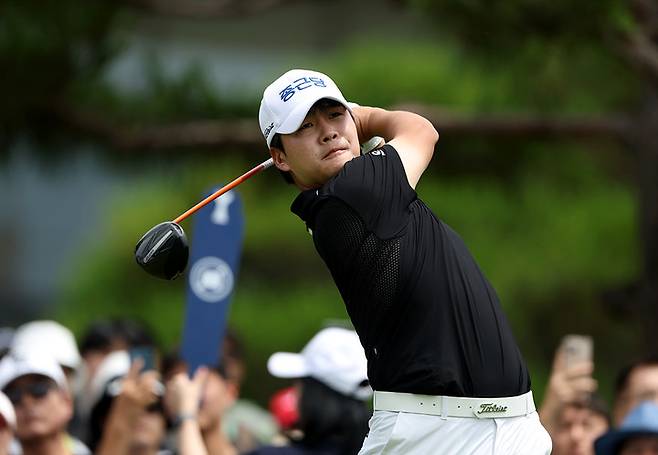 김민규가 22일 열린 KPGA 선수권대회 최종라운드에서 샷을 하고 있다.