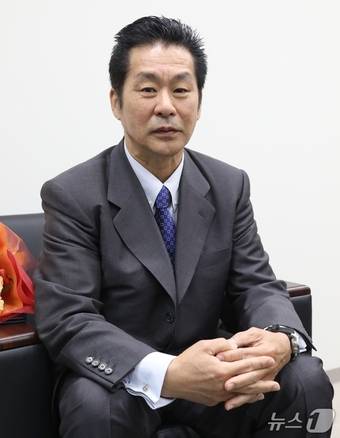 지난 20일 일본 오사카시 주오구에 위치한 주오사카 대한민국 총영사관에서 한록춘 씨 3녀의 사위인 유인호 씨가 뉴스1과 인터뷰를 진행하고 있다. 2025.06.20/뉴스1 ⓒNews1 노민호 기자