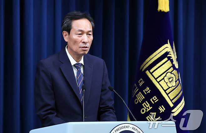 우상호 정무수석이 19일 서울 용산구 대통령실 청사에서 현안 관련 브리핑을 하고 있다. 우 정무수석은 이날 "이 대통령과 여야 지도부들이 22일 일요일 12시 대통령 관저에서 오찬을 겸해서 회동할 예정"이라고 밝혔다. 2025.6.19/뉴스1 ⓒ News1 박지혜 기자