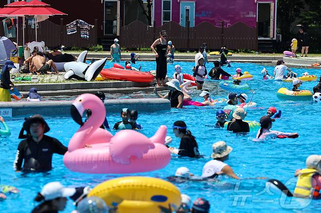무더운 날씨를 보인 22일 서울 광진구 뚝섬야외수영장에서 시민들이 즐거운 시간을 보내고 있다. 2025.6.22/뉴스1 ⓒ News1 김도우 기자