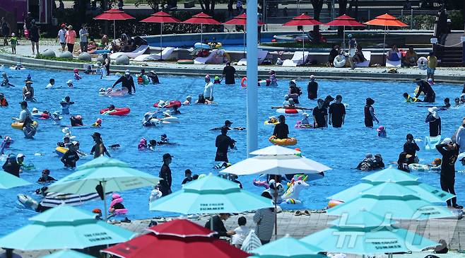 무더운 날씨를 보인 22일 서울 광진구 뚝섬야외수영장에서 시민들이 즐거운 시간을 보내고 있다. 2025.6.22/뉴스1 ⓒ News1 김도우 기자