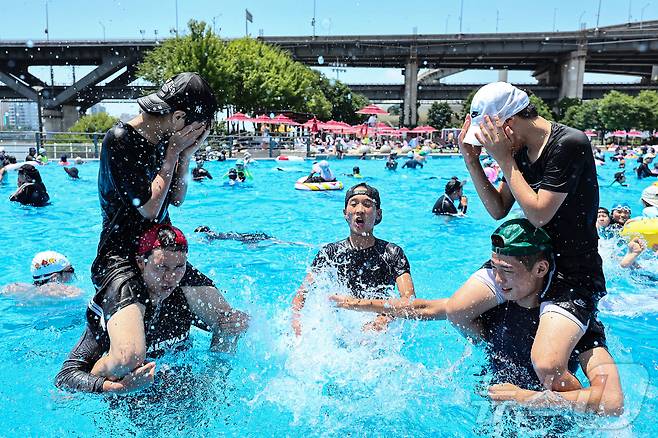 무더운 날씨를 보인 22일 서울 광진구 뚝섬야외수영장에서 시민들이 즐거운 시간을 보내고 있다. 2025.6.22/뉴스1 ⓒ News1 김도우 기자