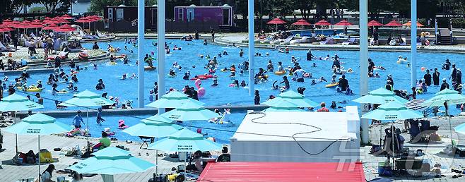 무더운 날씨를 보인 22일 서울 광진구 뚝섬야외수영장에서 시민들이 즐거운 시간을 보내고 있다. 2025.6.22/뉴스1 ⓒ News1 김도우 기자