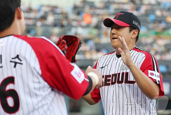 22일 오후 서울 송파구 잠실야구장에서 열린 프로야구 '2025 신한 SOL뱅크 KBO 리그' LG 트윈스와 두산 베어스의 경기, LG 선발 송승기가 6회초 이닝을 마친 뒤 더그아웃으로 향하고 있다. 이날 송승기는 6이닝 6피안타 4탈삼진 1실점 호투로 승리투수 요건을 갖추며 7회 장현식과 교체됐다. 2025.6.22/뉴스1 ⓒ News1 김진환 기자