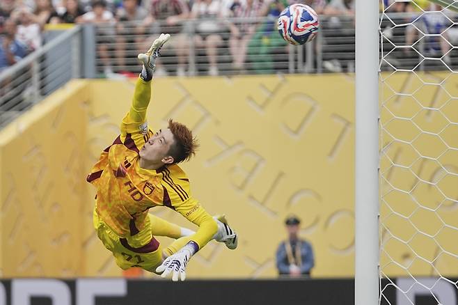 울산HD의 조현우가 22일(한국시간) 미국 뉴저지주 이스트러더퍼드에 있는 메트라이프 스타디움에서 열린 플루미넨시와 2025 국제축구연맹(FIFA) 클럽월드컵 조별리그 F조 2차전에서 상대 슛을 막아내고 있다. 사진 | 이스트러더퍼드=AP연합뉴스