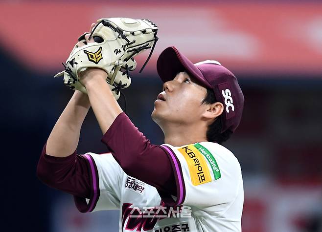 키움 선발투수 하영민이 더그아웃에 들어오면서 세리머니를 펼치고 있다. 고척 | 박진업 기자 upandup@sportsseoul.com