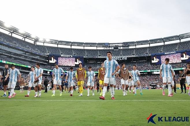 경기 종료 후 아쉬움을 나타내고 있는 울산HD 선수단. 사진┃한국프로축구연맹
