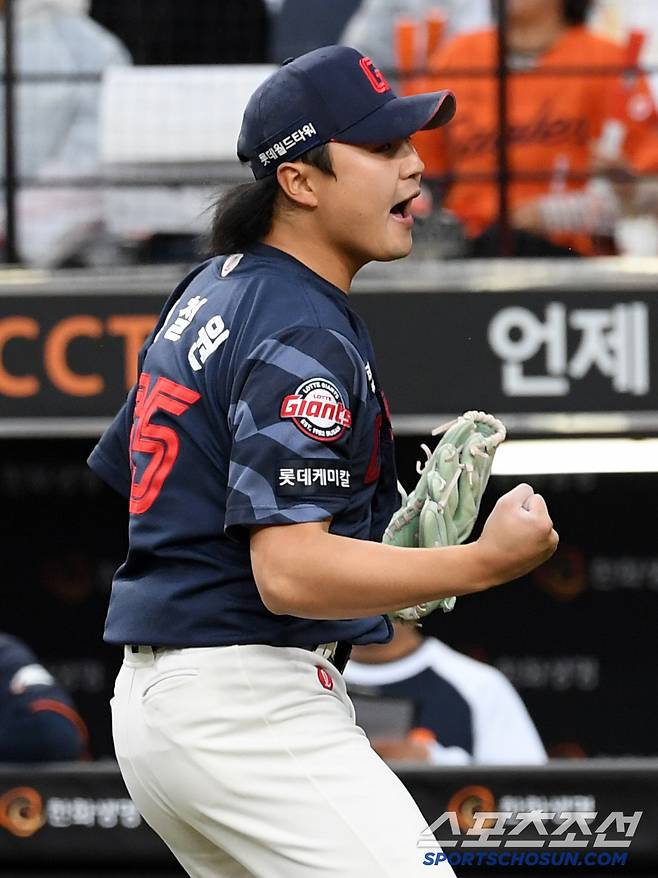 24일 대전 한화생명볼파크에서 열린 한화 이글스와 롯데 자이언츠의 경기. 8회말 롯데 정철원이 이닝을 마친 뒤 환호하고 있다. 대전=박재만 기자 pjm@sportschosun.com/2025.05.24/