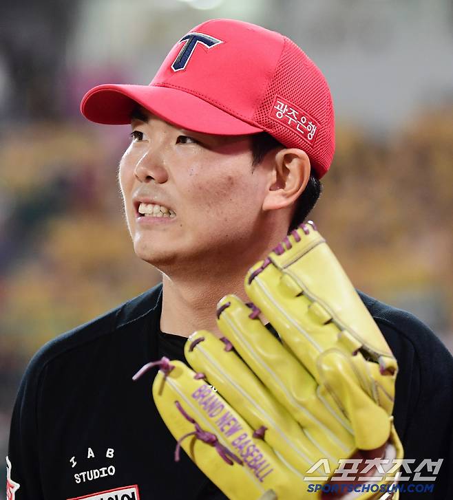 21일 인천 SSG랜더스필드에서 열린 SSG와 KIA의 경기. 10회를 무실점으로 마치고 동료들과 하이파이브를 나누는 KIA 성영탁. 인천=송정헌 기자songs@sportschosun.com/2025.06.21/