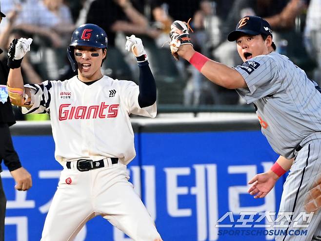 18일 부산 사직야구장에서 열린 한화와 롯데의 경기, 4회말 2사 1,3루 롯데 김동혁이 2타점 3루타를 치고 환호하고 있다. 부산=허상욱 기자wook@sportschosun.com/2025.06.18/