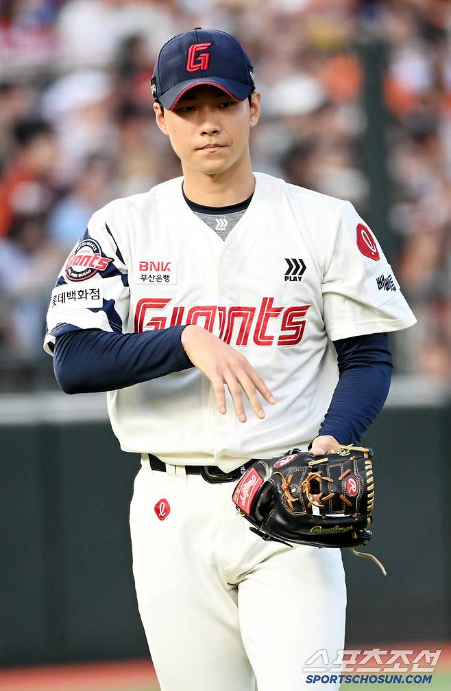 18일 부산 사직야구장에서 열린 한화와 롯데의 경기, 3회초 투구를 마친 롯데 홍민기가 더그아웃으로 향하고 있다. 부산=허상욱 기자wook@sportschosun.com/2025.06.18/