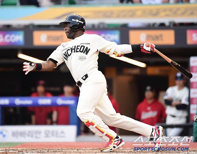 22일 인천 SSG랜더스필드에서 열린 SSG와 KIA의 경기. 7회말 안타를 날리고 있는 SSG 에레디아. 인천=송정헌 기자songs@sportschosun.com/2025.06.22/