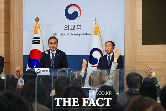 한일 양국이 미래지향적 관계를 강조하고 있지만 위안부 문제, 강제징용 피해자 제3자 변제안 문제, 사도광산 추도식 등 과거사 문제가 산적해 있다. 사진은 2023년 3월 6일 오전 박진 당시 외교부 장관이 서울 종로구 정부서울청사에서 일제 강제징용 피해 배상 해법을 발표하는 모습. /이동률 기자