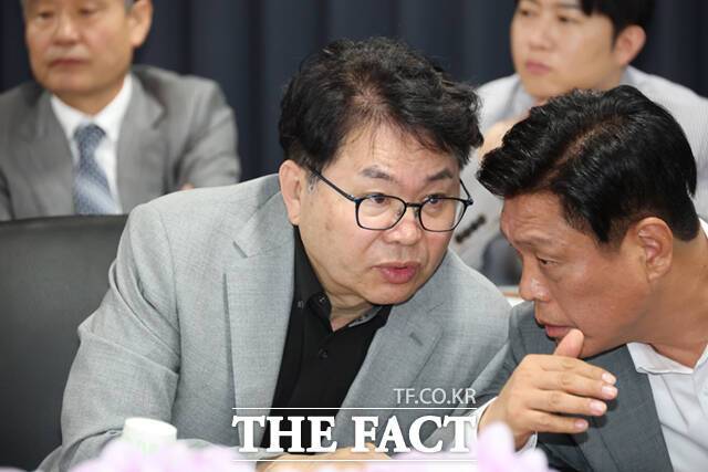 이한주 국정기획위원장(왼쪽)가 22일 서울 광화문 정부서울청사 창성동 별관에서 열린 국정위 기자간담회에서정부 부처별 업무보고를 놓고 "전반적으로 노력에 비해 실망스럽다"고 평가했다. /이새롬 기자