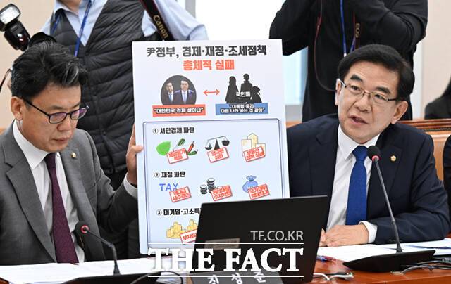 정일영 더불어민주당 의원(오른쪽)은 윤석열 전 대통령 파면 이후 22명의 공공기관장이 임명됐다고 밝혔다. /이새롬 기자