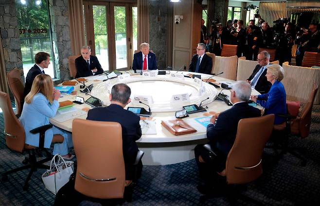 6월16일 캐나다 캐내내스키스에서 열린 G7 정상회의. 이 자리에서는 중국의 공급 과잉과 시장 교란 문제에 대한 대책이 논의됐다고 의장국인 캐나다 측이 정상회의 요약문에서 밝혔다. /AFP 연합뉴스