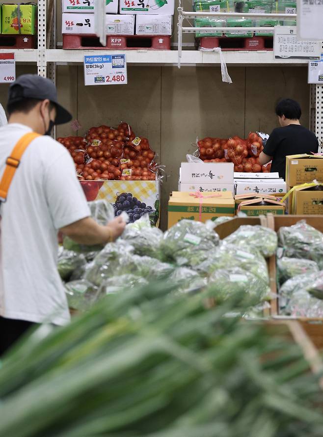 20일 서울 서초구 하나로마트 양재점 농산물 매장 모습. /연합뉴스