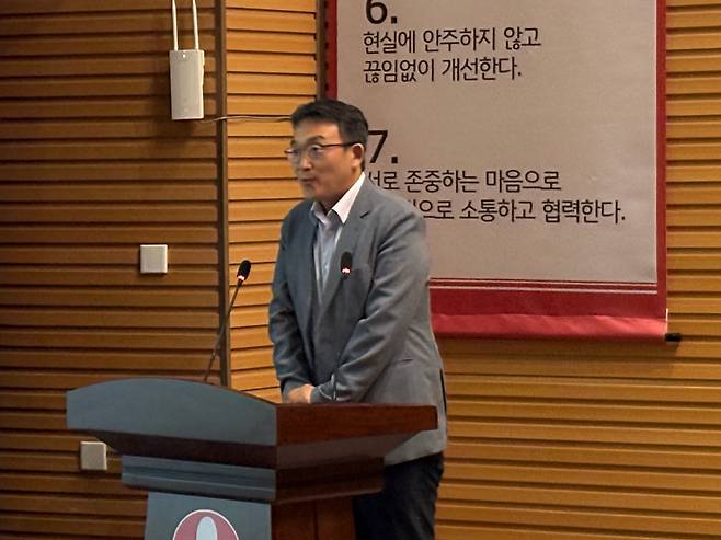 지난 16일 중국 길림성 연변조선족자치주 이도백하(二道白河)에 있는 연변농심 백산수 공장에서 김상헌 농심 제품마케팅실장이 제품 전략에 대해 발표하고 있다. /정재훤 기자