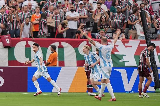 역전골을 성공시킨 엄원상이 골 세리머니를 하고 있다. ⓒ AP=뉴시스