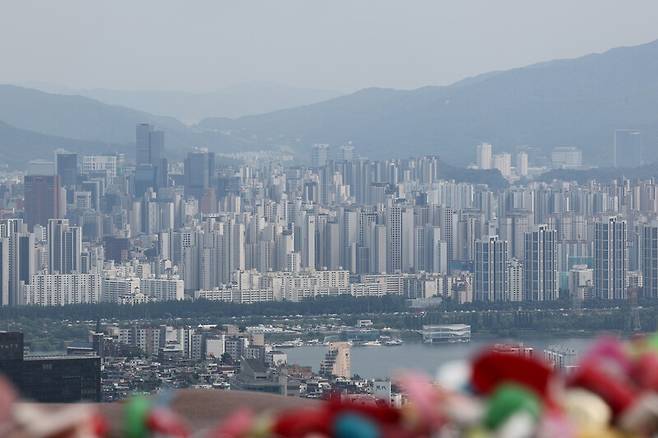 한국부동산원의 ’6월 셋째주(16일 기준) 주간 아파트 가격 동향’에 따르면 서울 아파트 매매가격은 전주 대비 0.36% 상승해 2018년 9월 둘째주(0.45%) 이후 최대 상승 폭을 기록했다. 사진은 서울 시내 아파트 모습. 연합뉴스