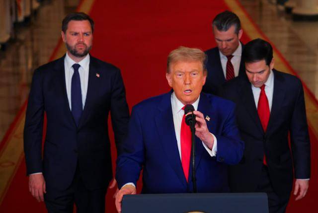 도널드 트럼프 미국 대통령이 21일 워싱턴 백악관에서 미국의 이란 공습 관련 대국민 담화를 발표하고 있다. 워싱턴=EPA 연합뉴스