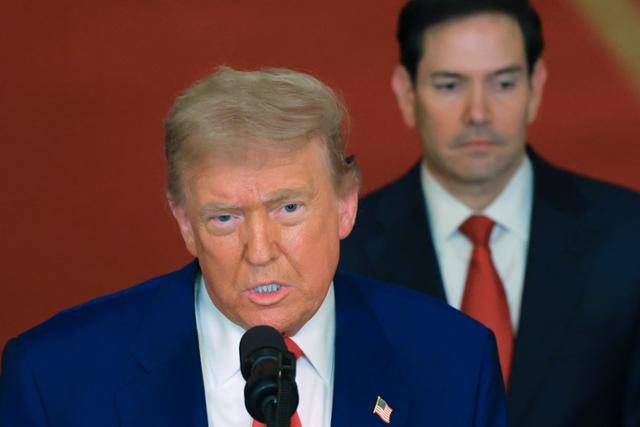 도널드 트럼프 미국 대통령이 21일 미국 워싱턴 백악관에서 미군의 이란 핵 시설 공습에 대한 대국민 담화를 발표하고 있다. 트럼프 대통령 뒤는 마코 루비오 미국 국무부 장관. 워싱턴=AP 뉴시스