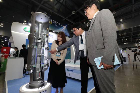 지난해 10월 경기도 고양시 킨텍스에서 열린 수출 상담회에서 관람객이 소형모듈원전(SMR) 모형을 살펴보고 있다. 뉴스1