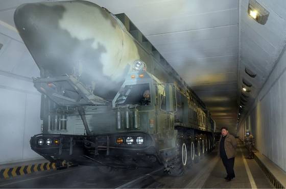 북한이 2023년 12월 발사한 고체연료 기반의 신형 대륙간탄도미사일(ICBM) '화성-18형'이 지하로 추정되는 은닉시설에서 발사를 위해 기동하는 모습. 노동신문, 뉴스1