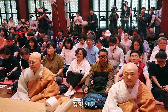 22일 서울 강남구 봉은사에서 열린 ‘평등 세상을 위한 사회적 약자 초청 특별법회’에서 조계종 총무원장 진우스님(앞줄 왼쪽)과 참석자들이 선명상을 하고 있다. 2025.6.22. 정지윤 선임기자