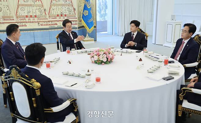 이재명 대통령이 22일 서울 한남동 관저에서 여야 지도부와 오찬 회동을 하고 있다. 대통령실사진기자단
