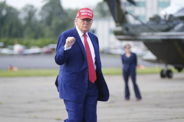 도널드 트럼프 대통령이 에어포스 원에 탑승 하려하고 있다. AP=연합뉴스