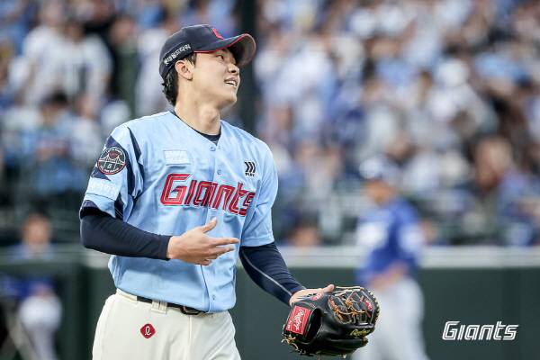 22일 부산 사직구장에서 열린 삼성과 3연전 마지막 경기에서 롯데 투수 홍민기가 이닝을 마친 뒤 기뻐하고 있다. 롯데 자이언츠 제공