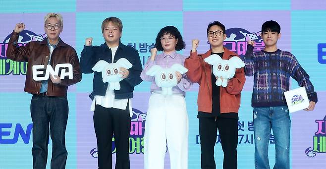 From left: Producer Kim Tae-ho and Korean travel YouTubers Kwaktube, im1G (Wonji), Pani Bottle, and producer Kim Hoon-beom pose at a press event for TV network ENA’s Earth Marble World Tour 3 in Seoul on March 20. The show sends the YouTube creators on a global journey based on a board game format designed by Kim Tae-ho. A former Infinite Challenge producer at MBC, Kim now heads his own studio, TEO. (Newsis)