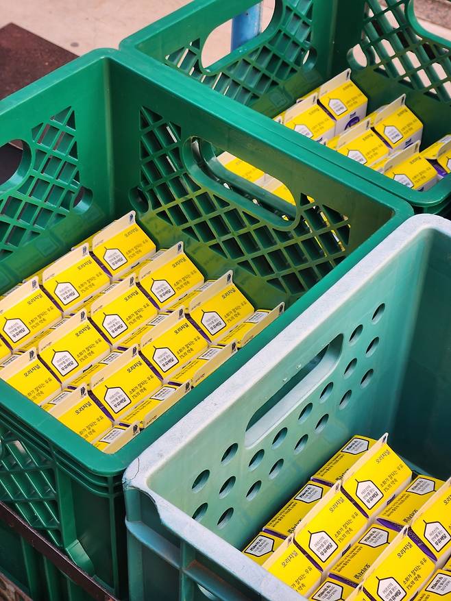 구지영 매일유업 성동·광진 대리점장 오토바이 짐칸에 실린 '어르신의 안부를 묻는 우유'.