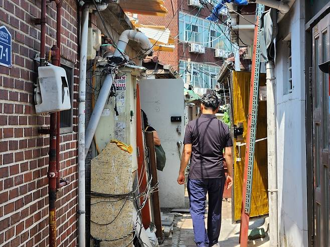 이현걸 목사가 18일 홀몸 어르신에게 반찬을 배달하기 위해 찾은 관악구 무허가 주택 단지.
