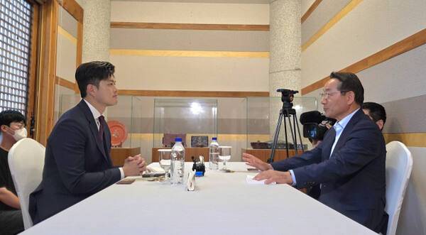 22일 인천 연수구 경원재 앰배서더 호텔에서 유정복 인천시장(오른쪽)과 국민의힘 김용태 비상대책위원장이 만찬 자리를 가지고 있다. 장민재 기자