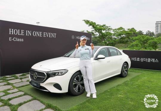 KLPGA 투어 더헤븐 마스터즈 2라운드에서 홀인원을 기록한 윤선정이 부상으로 걸린 벤츠 차량 앞에서 포즈를 취하고 있다. /KLPGA