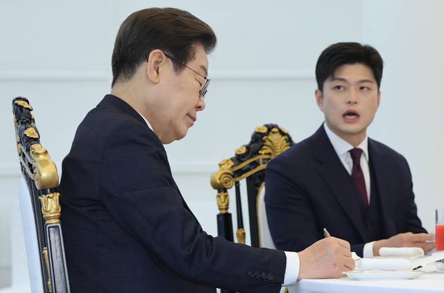 이재명 대통령이 22일 한남동 관저에서 열린 여야 지도부와 오찬에서 김용태 국민의힘 비상대책위원장의 발언을 듣고 있다. 대통령실통신사진기자단. 뉴시스