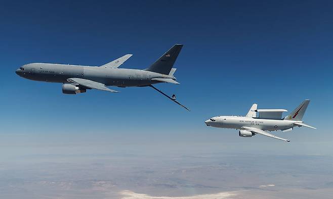 미국 공군 KC-46A 공중급유기가 호주 공군 E-7A 공중조기경보통제기에 공중급유를 하고 있다. 미 공군 제공