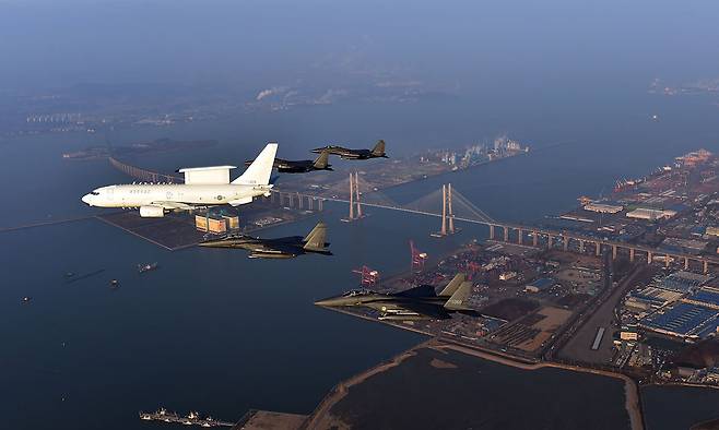 한국 공군 E-737 공중조기경보기와 F-15K 전투기 편대가 함께 비행을 하고 있다. 세계일보 자료사진