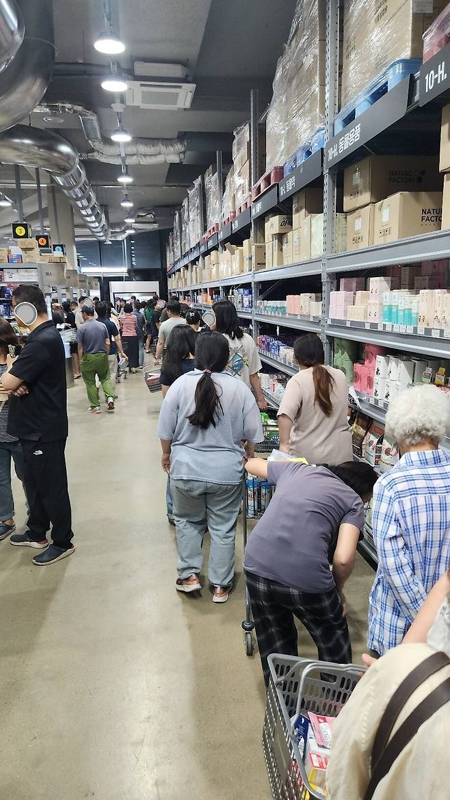 21일 오후 경기 성남시 수정구 고등공공주택지구의 한 창고형 약국 매장에서 방문객들이 계산을 위해 줄을 서 있다. 성남=오상도 기자